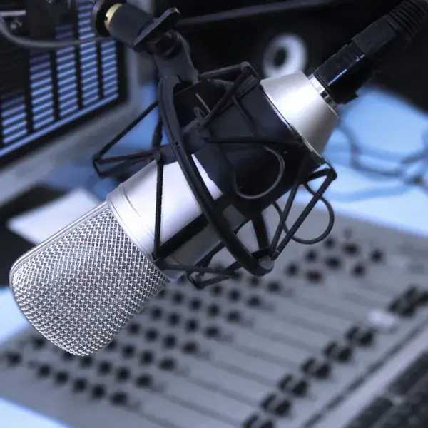 Encuentro Digital 104.3 FM station logo